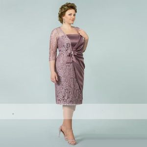 Élégante Droite Dusty Purple Mère De La Mariée Robes Longueur Au Genou Dentelle Satin Invité De Mariage Robes De Soirée Plus La Taille Court Groom Mères Robes De Soirée Formelles