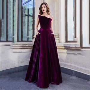 Elegante strapless lange prom -jurken met zakken plooien 2023 Een lijn pure side side paarse fluwelen feestjurk Arabische Dubai formele avondjurken vestido