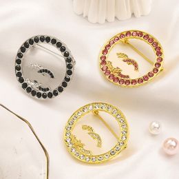 Elegante stijl Letter Ronde Designer broche pinnen voor mannen Dames Diamond merk Broche Pin Pak Jurk voor bruiloftsonderdeel Gift Jewelry Accessorie