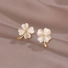 Elegante stijl witte vierbladige klaverstop Earring emaille studs voor vrouwen bruiloftsfeest cadeau van hoge kwaliteit sieraden accessoire