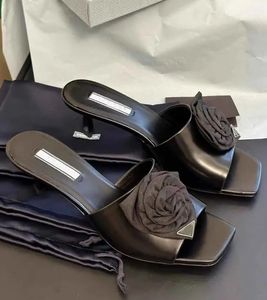 Sandales d'été élégantes en cuir brossé pour femmes, chaussures à talon verni avec fleur de Rose, lettrage en métal, Logo, pantoufles à enfiler, excellente marche