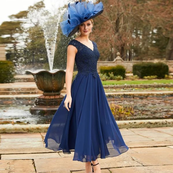 Élégante longueur de thé en mousseline de soie marine mère de la mariée robes avec corsage en dentelle orné décolleté en V robe d'invité de mariage 2024 marié maman robes de soirée de bal