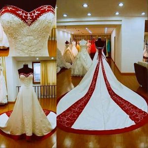 Elegante vestido de novia bordado en blanco y rojo con cuentas, cuello en forma de corazón, sin mangas, sin tirantes, tren largo, vestidos de novia con cordones en la espalda, una línea, vestidos de novia campestres