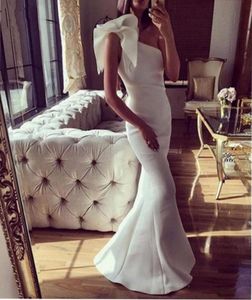 Élégants robes de soirée blanches 2018 One épaule satin sirène des robes de bal de sol cocktail de sol robe femme pas cher formel we1979088