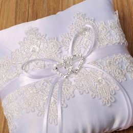Elegante almohada de encaje blanco para anillo de bodas con decoración de corazones, cojín de satén Floral, proveedores de boda de alta calidad 264W