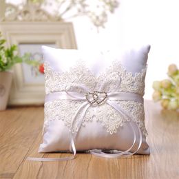Elegante almohada de anillo de boda de encaje blanco con decoración de corazones Cojín de satén floral Proveedores de boda Alta calidad169n