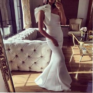 Elegante witte schouder mermaid prom jurken sweep trein eenvoudige satijn lange bruidsmeisje jurk formele avondjurken meisjes vrouwen speciale gelegenheid dragen