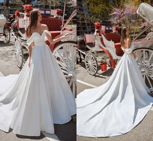 Elegante witte satijn een lijn trouwjurken sexy van de schouder Long Court Train Boho Garden Country Bridal Jurys Plus Size Backless Reception Dress voor bruid CL2203