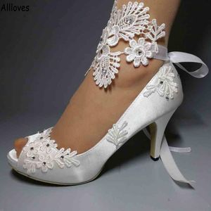 Witte satijnen trouwschoenen kanten appliques pailletten kralen enkelbanden piepen teen hoge hak bruids schoenen lint plus size dames pumps al2309