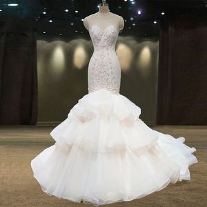 Élégant blanc sans manches 2021 robes de mariée sirène encolure dégagée cristal perlé volants à plusieurs niveaux formelle plus taille robes de mariée