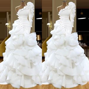 Elegante witte bruidsjurken één schouder tiered ruches vloerlengte op maat gemaakte bruids jurken plus size