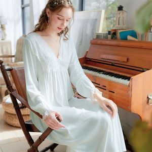 Chemise de nuit à manches longues pour femmes élégantes rétro princesse sexy dentelle col en V coton longue robe lâche bleu rose blanc maison robe de nuit T200429