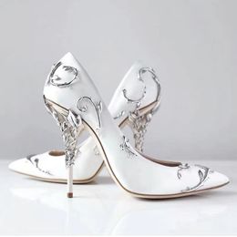 Zapatos elegantes de mujer, zapatos de tacón alto de aguja con flores de Metal a la moda, zapatos de fiesta de boda para novia, zapatos de tacón de satén con punta en pico para mujer