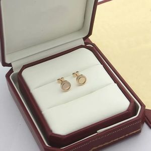 Boucles d'oreilles à tige à vis gravées en acier titane pour femmes élégantes - Style européen et américain classique en or rose, or et argent avec motif lettre C