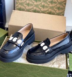 Elegante Dames Loafers Met Letters Vampieren Dikke Zolen Kalfsleer Zwart Wit Dame Casual Oxford Wandelen Geschulpte Rubberen Rand Comfort Mocassin EU35-40