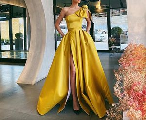 Élégant Jaune Une Épaule Arc Robes De Bal Avec Des Poches 2023 Sexy Côté Haute Fente A-ligne Longue Formelle Robes De Soirée Robe De Soirée Vestidos