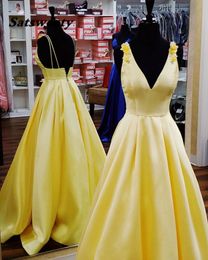 Elegante gele satijn lange prom jurk v-hals mouwloze bloemen een lijn avondjurken formeel feest sukienki wizytowe abiti