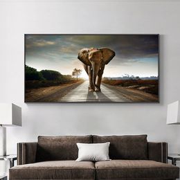 Toile imprimée d'éléphant sur la route, peinture nordique, affiche murale, tableau d'art pour salon, décoration de maison, sans cadre