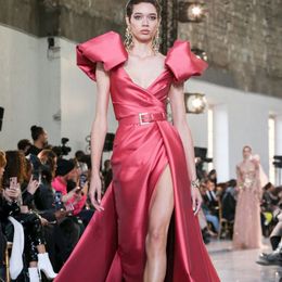 Een lijnavond jurken satijn v-hals korte mouw kant split prom dress formele rode tapijtjurken gewaden de Mariée