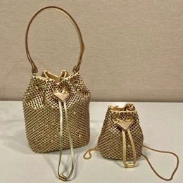 Mini bolso de satén adornado Diseño deslumbrante Logotipo de triángulo de metal esmaltado en todo Cristales Mujer de lujo Cubo Crossbody Bolsos de hombro Monederos