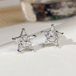 Embelli de zircone blanc cubique en zircone à cinq boucles d'oreilles en forme d'étoile pour femmes bijoux d'anniversaire de fête de banquet