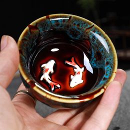 Tazón de taza de té con dos peces en relieve, taza de cerámica de 4 colores para maestros individuales grandes, taza de té Pu'er de 100ml