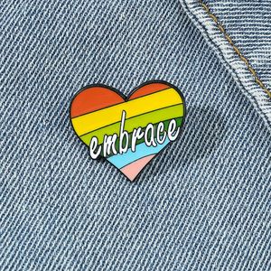Embrace Rainbow Love Metal Badge Lgbt Heart Rainbow Flag Brooch Migne Anime Movies Games Épingles en émail dur collectionne le métat de la broch de dessins en métal