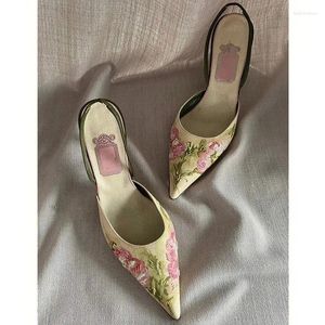 Broidered 298 sandales pointues à talon mince chaussures hautes 2024 Été chinois peu profond coupe creux célibataire baotou pour femmes