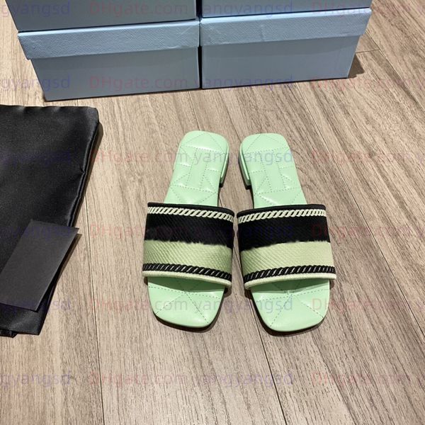 Hign Quality Designer Broidered Slides Slippers Sandales Fashion Imprimée broderie Mules Femmes Triangle Signe Slides Loissine Pantoufles Sandales plates plage