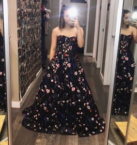 Geborduurde kant prom dresses 2020 een lijn lieverd strapless nek lange formele avondjurken 2k20 kant terug