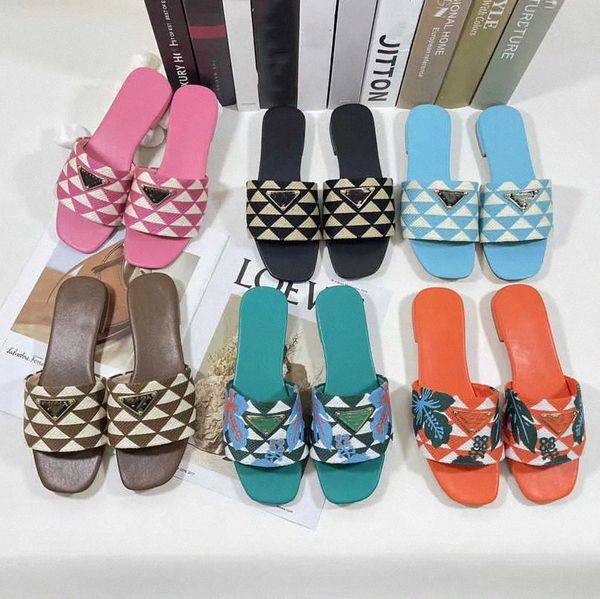 Broidered Letter Fabric Slides Slipper P Sandale Triangle Femmes Femmes Black Black Black Bethool Multicolor Mules Leather Flat Summer plage Y17Z #