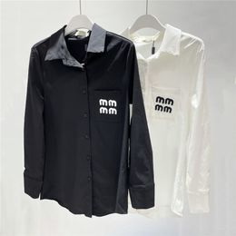 Geborduurde letters Pocket Shirts Womens Tops Lange mouw losse blouse Zwart wit shirt Tees