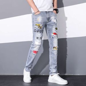 Geborduurde bedrukte noodlijdende denim broek, lange broek voor jonge mannen, slanke fit leggings, elastische patches, gepersonaliseerde trendy mannen