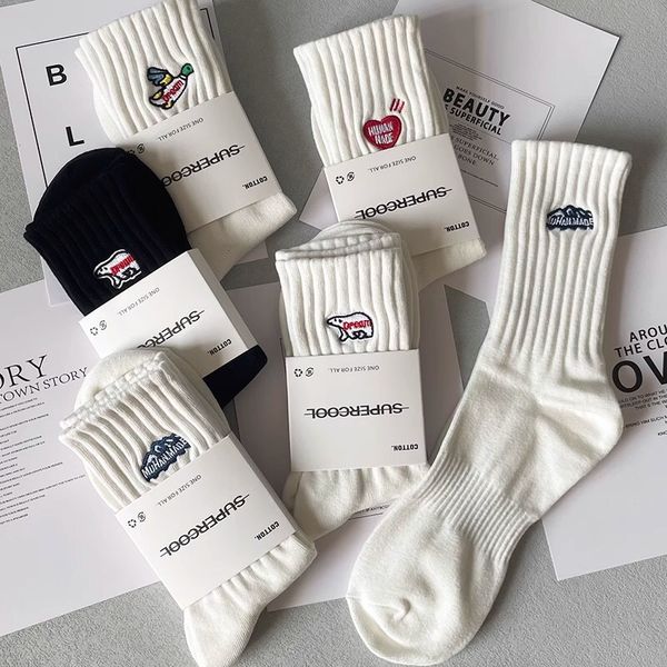 Calcetines bordados calcetines de algodón y femenino calcetines de tubo de algodón pareja estudiante instagram altas medias deportivas deportivas