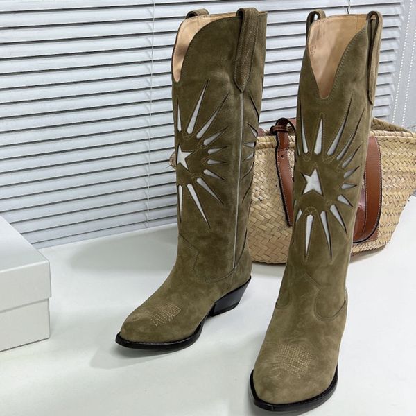 Botas de vaquero Western Boots bordadas Boots de la estrella de la estrella de medio calefso de los pies del dedo del pie puntiagudo Booties Knight diseñadores de lujo zapato para mujeres Calzado de fábrica