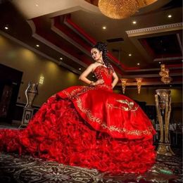Broderie 2018 vintage red quinceanera paillettes en chérie perles Tiers Robe de bal sur l'épaule sweet 16 robes de fête