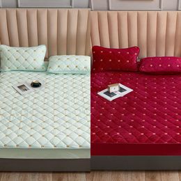 Borduurwerk koraal fleece matrasbeschermer gemonteerde plaatstijl omslag voor matras vaste kleur gewatteerd dik zachte kussen voor bed C0223