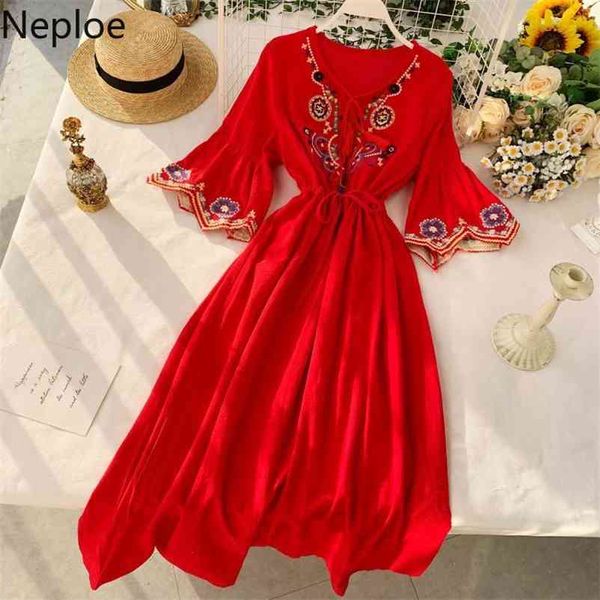 Broderie Indie Folk Dress Femmes Mode Col En V Pétale Manches Dames Robe Boho Taille Haute Genou Longueur Robes 1A111 210422