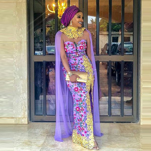 Vestidos de noche de tubo de encaje bordado con capa, vestido de fiesta morado, apliques dorados con abertura lateral, ropa de fiesta de cumpleaños para mujeres nigerianas