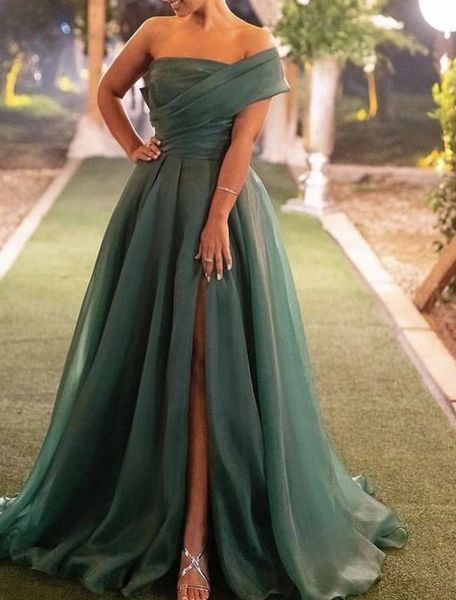 Vestido de fiesta de noche de una línea de color verde esmeralda para mujer 2024 Un hombro de organza con pliegues y abertura larga Vestidos de fiesta formales Árabe Dubai Robe De Soiree