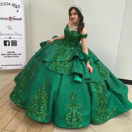 Vestidos de vestidos de pelota verde esmeralda Vestidos de Quinceanera 2021 Floral Lace Ruffle Bling Satin Off the Theba Sweet 16 Dress Prom G259Y