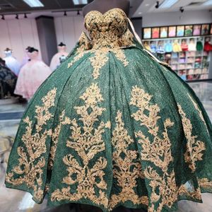Robe de bal perlée vert émeraude robes de Quinceanera perles d'appliques d'or douce 16 robe robes de reconstitution historique à manches longues robes de 15 ans