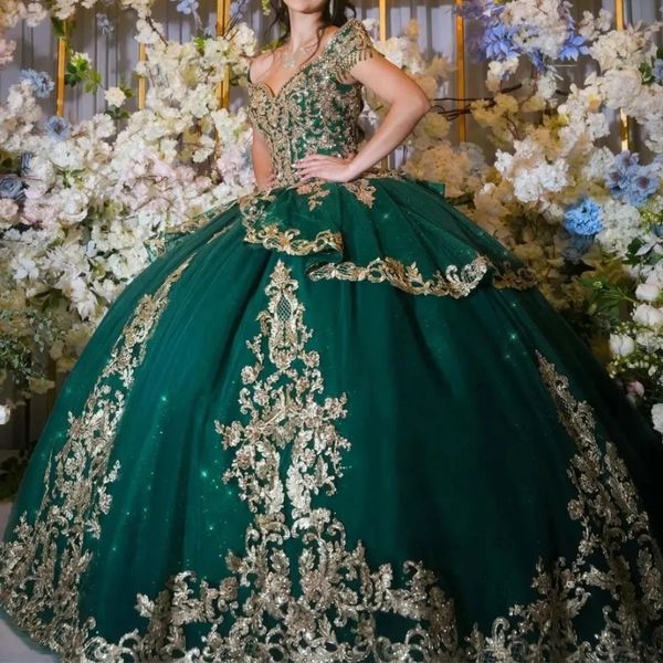 Vestido De fiesta con volantes y borlas verde esmeralda, Vestidos De quinceañera con hombros descubiertos, apliques dorados, corsé De encaje, Vestidos De 15 años