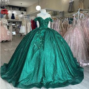 Robes de Quinceanera florales vert émeraude fleurs 3D robe de bal sexy sur l'épaule paillettes dorées princesse débutante 15 robes 01