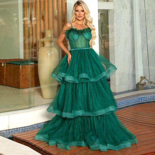 Vestidos de graduación de capas de color verde esmeralda Spaghetti Strap Feather Vesator Evening Tiere Falda Tul Tulle de Soiree Árabe Dubai 326