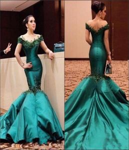 Esmerald Green Off the Shoulder Mermaid Prom Gowns 2018 Nuevos vestidos de noche largos formales de satén con perlas de la cancha Pageant Wear B8018067