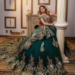 Emerald Green van de schouder Quinceanera jurk baljurk goud kanten applique kralen tull corset zoet 16 Vestidos de 15 anos