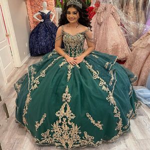 Emerald Green Quinceanera -jurken voor 16 Girl Off the Shoulder Gold Appliques Lace Beads Princess Ball Jurrens Birthday Prom Party Dress