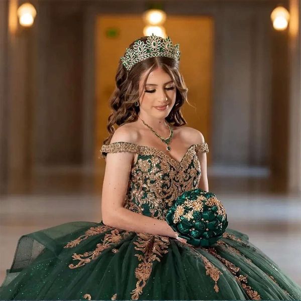 Robes de quinceanera vert émeraude pour 16 filles en V V-t-il les applications d'or épaule perles de balle de bal de balle princesse robe de bal anniversaire vestide de 0509