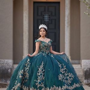 Vert émeraude brillant princesse hors de l'épaule robe de bal robes de Quinceanera perlé Applique 3D fleur avec Cape robes de soirée de célébrité